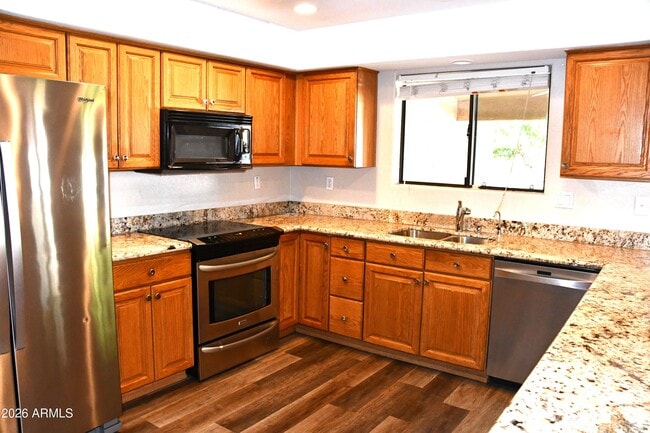 Building Photo - 1346 W 13th St