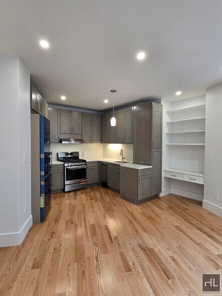 Building Photo - Star Kitchen Pre-War Charm
