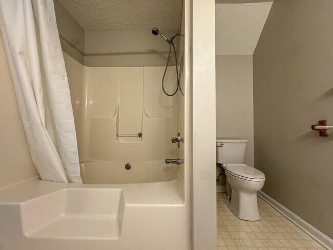 Building Photo - Cute 2 Bed 2 Bath Ground Level Condo with Community Pool