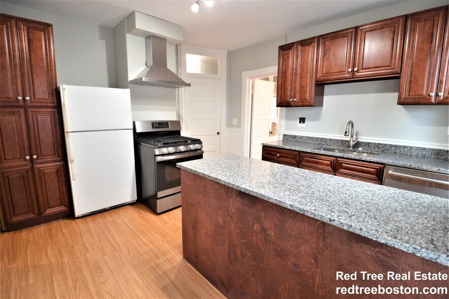 Building Photo - 82 Montebello Rd