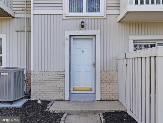 Building Photo - 7914 Bentley Village Dr