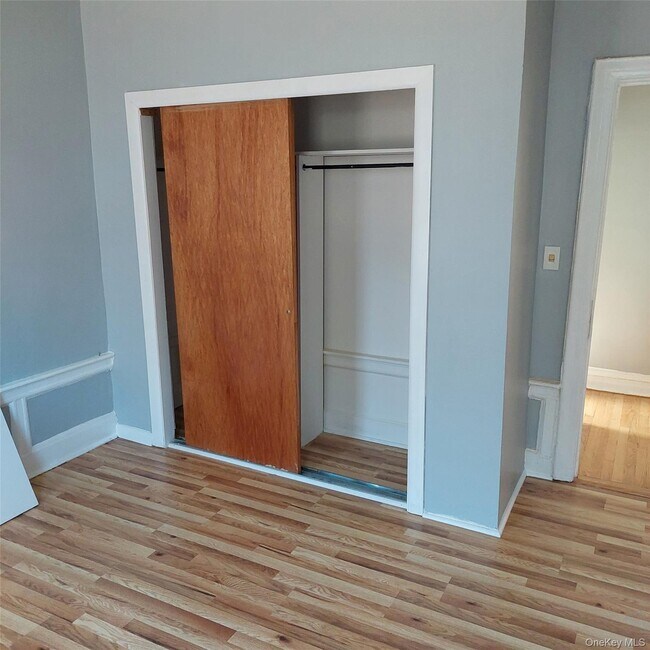 Building Photo - 699 Hinsdale St