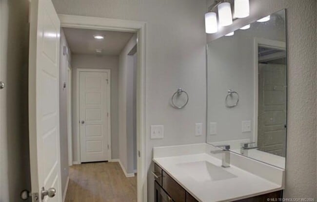Building Photo - Welcome to this cozy home!
