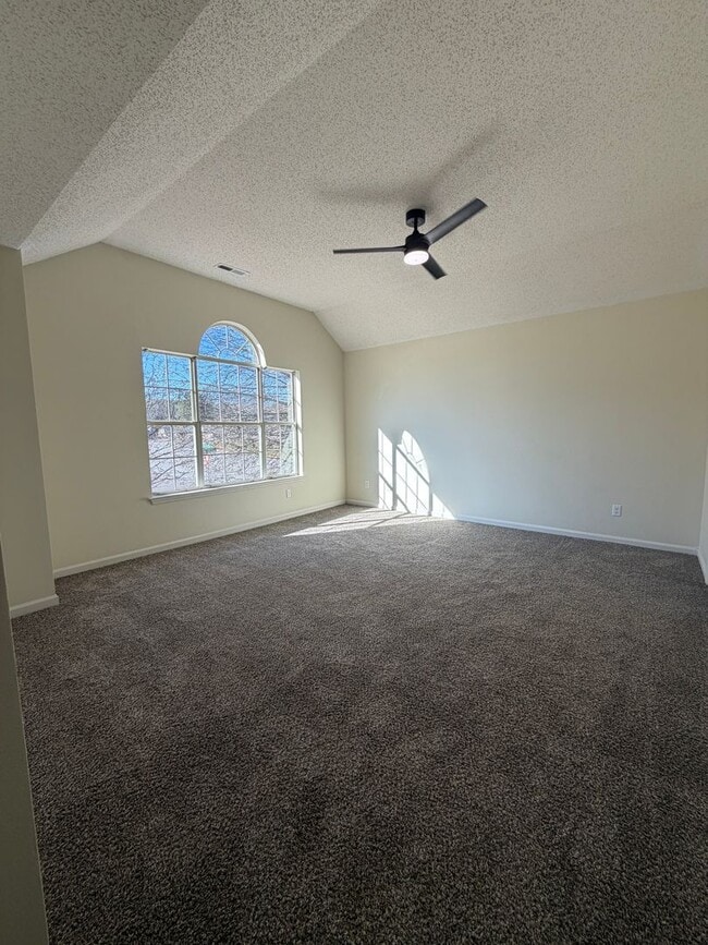 Building Photo - 4 bed | 2.5 bath | 2,630 sq ft