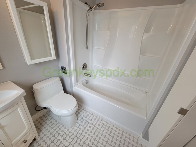 Building Photo - Large 2 Bedroom 1 Bath Unit off Broadway w...