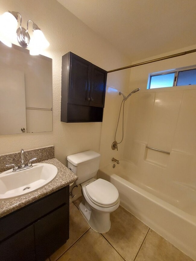 Building Photo - Cozy 2 Bedroom w/ Den close to JTNP