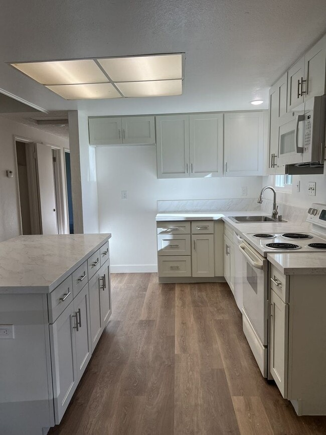 Building Photo - MARCH MOVE IN SPECIAL!! STUNNING REMODELED 3 BED HOME IN CARMICHAEL!!