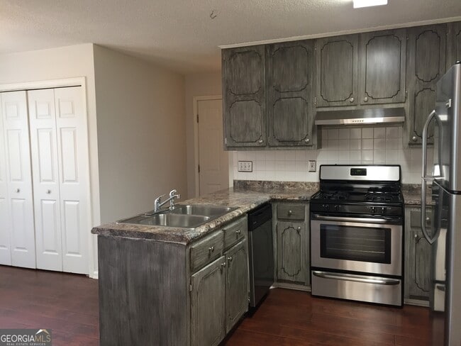 Building Photo - 20 Bridgewater Dr