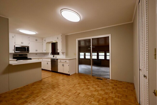 Building Photo - 536 Edgecrest Cir