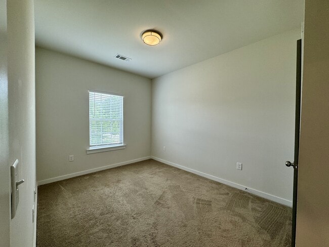 Building Photo - 681 W Vincent Dr