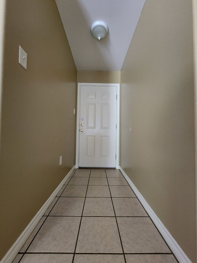 Building Photo - 3 bedroom 2 bath brick home