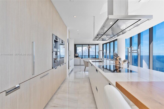 Building Photo - 15701 Collins Ave