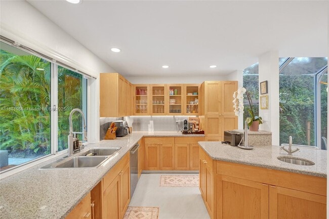 Building Photo - 2360 Tigertail Ave