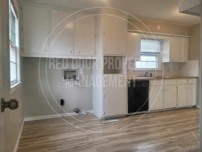 Building Photo - 1502 E Jump St