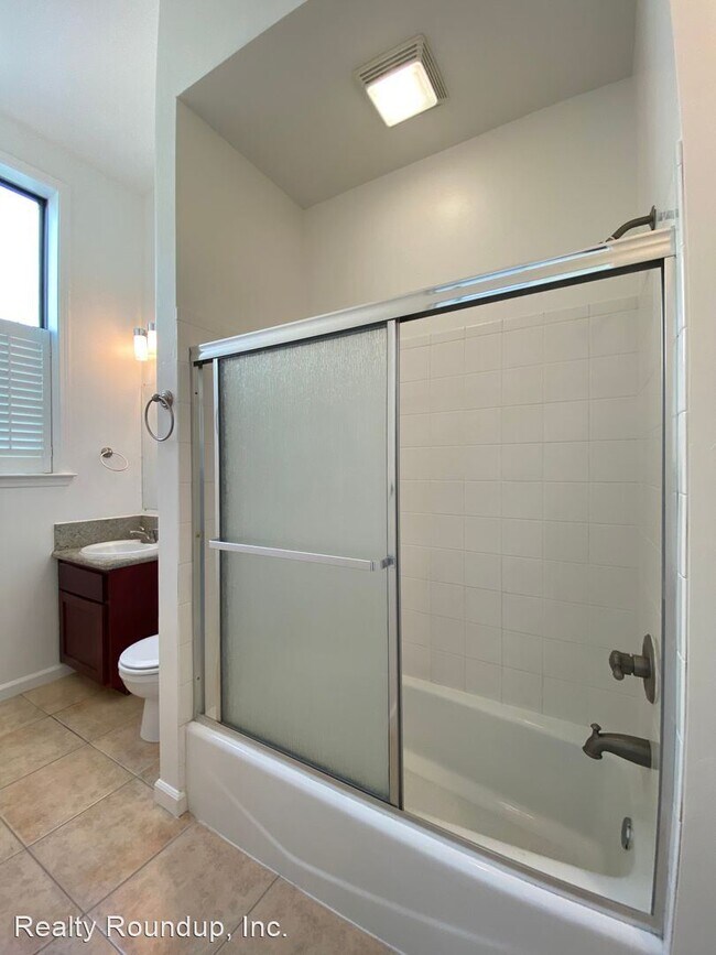 Building Photo - 2 br, 2.5 bath House - 142 4th St