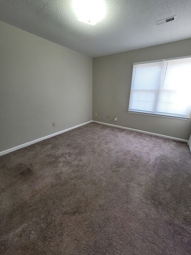 Building Photo - 2 BR Townhome! Looks Great!