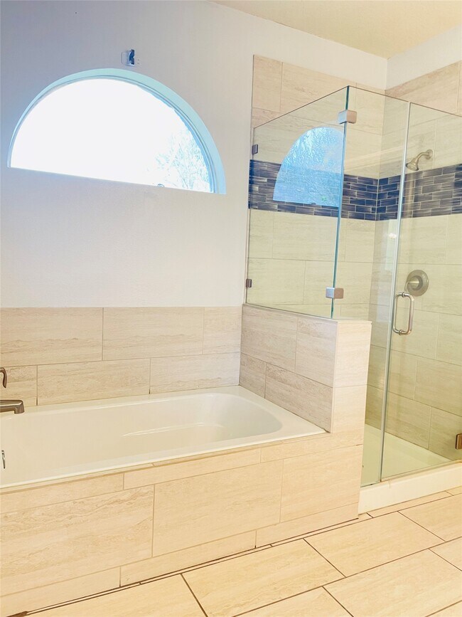 Building Photo - 20910 Medallion Pointe Dr