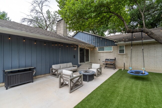 Building Photo - Great home in a desirable location with mature trees!