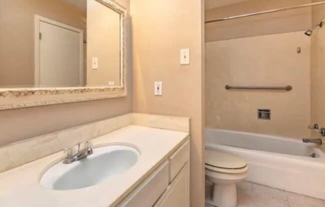 Building Photo - 5975 Townhouse Ln