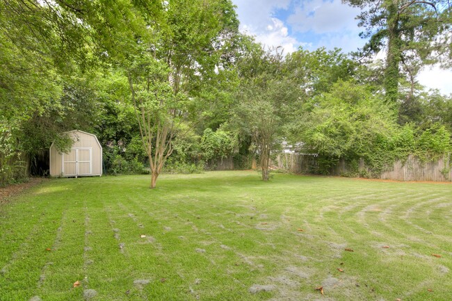 Building Photo - Brick Ranch Near Downtown!