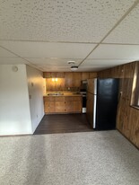 Building Photo - 533 W Cherry St