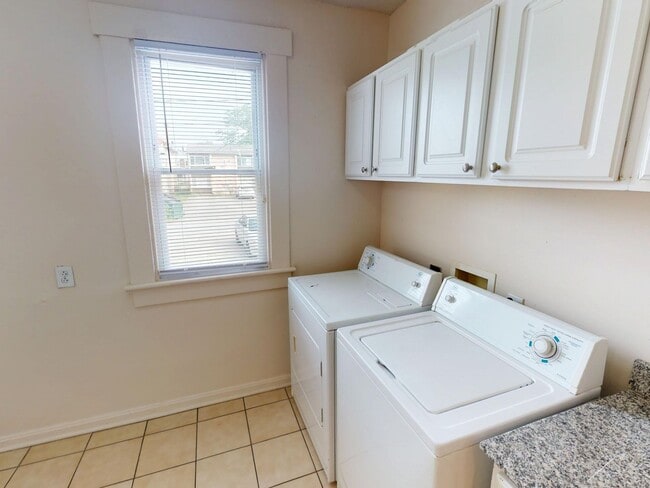 Building Photo - 166-168-168 E 11th Ave