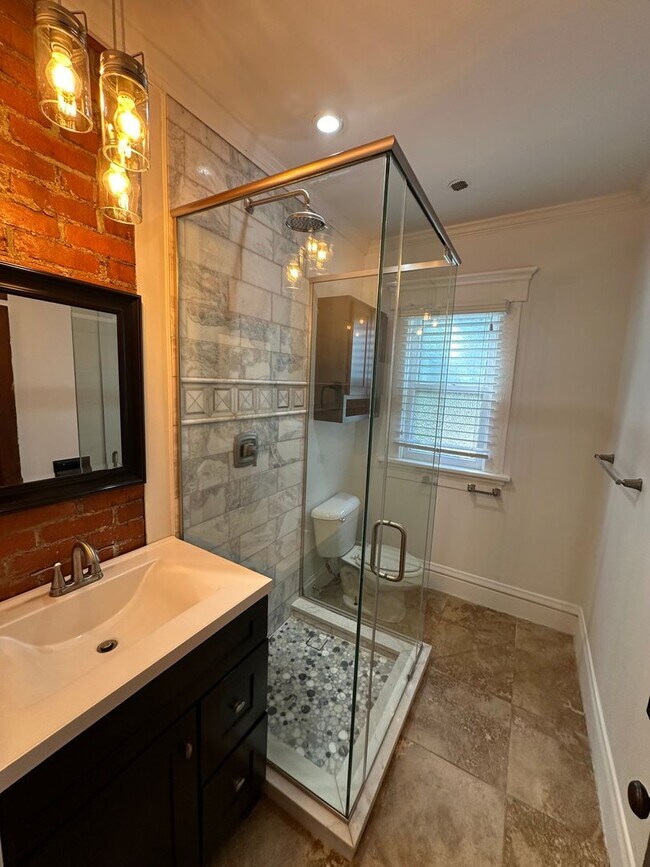 Building Photo - Hunter Ave 1045-1047 GW2