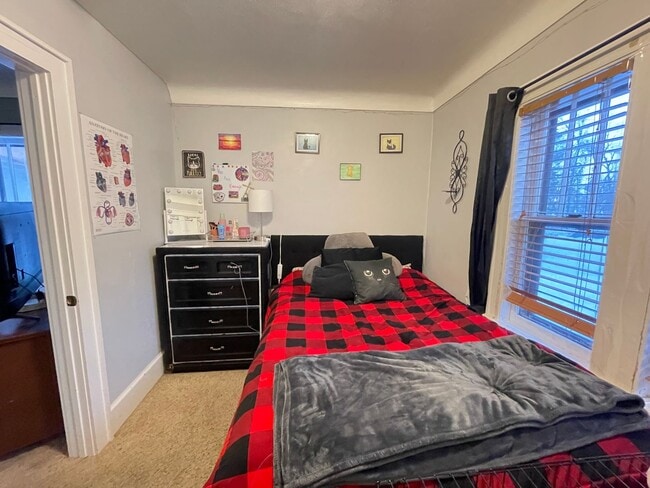 Building Photo - AVAILABLE JUNE 1st - 2 Bed 1 Bath Near Campus