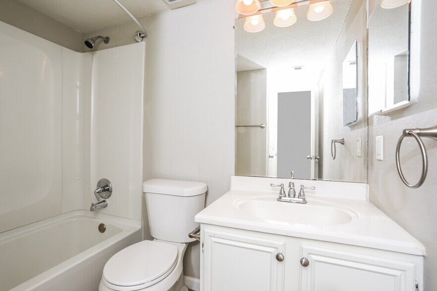 Building Photo - 4210 Glen Hollow Cir