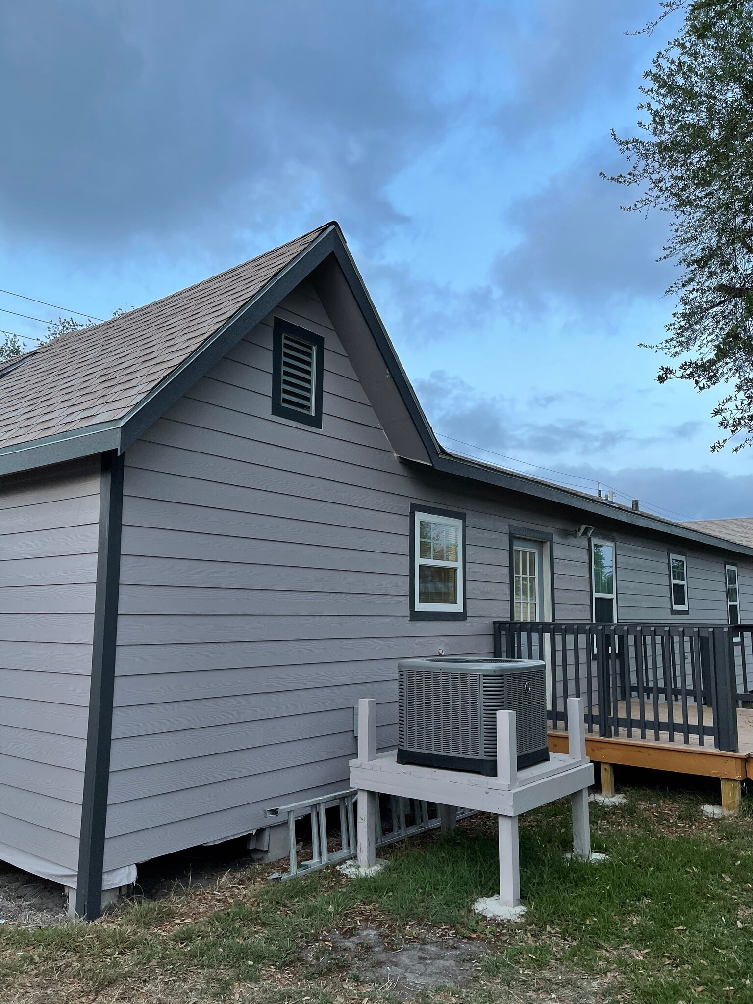 Building Photo - 229 W George St