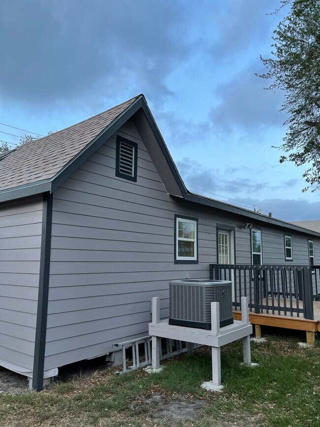 Building Photo - 229 W George St