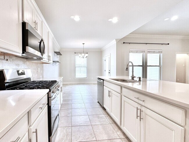 Building Photo - 3 Bedroom House Near LSU in Lake Villas