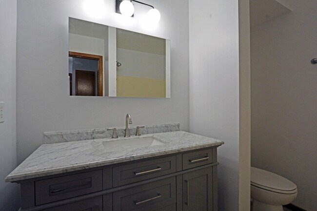 Building Photo - Beautifully Updated 3-Bed 2-Bath Home in Eden Prairie!