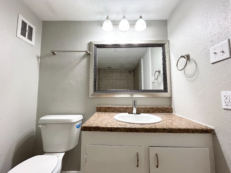 Building Photo - 3805 Englewood Cir