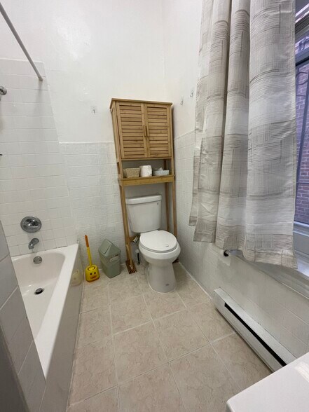 bath room - 4439 Spruce St