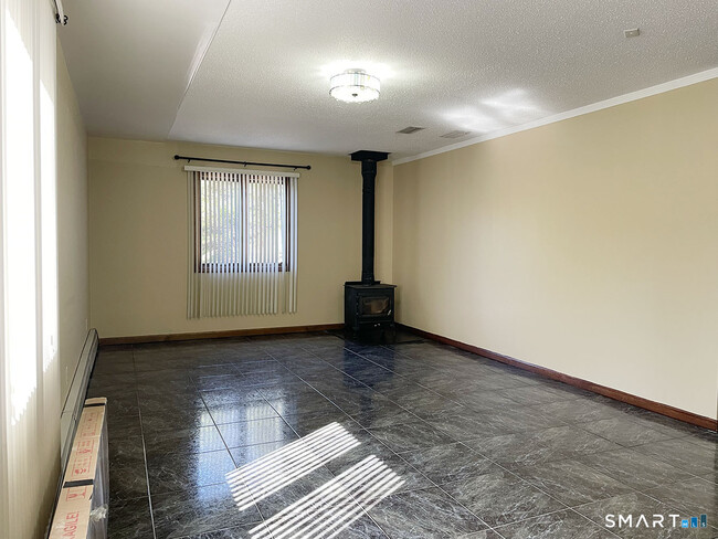 Building Photo - 121 S Main St