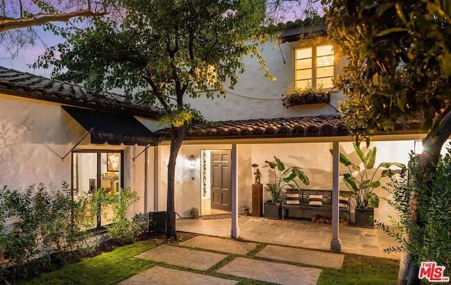 Building Photo - 1514 Sunset Plaza Dr