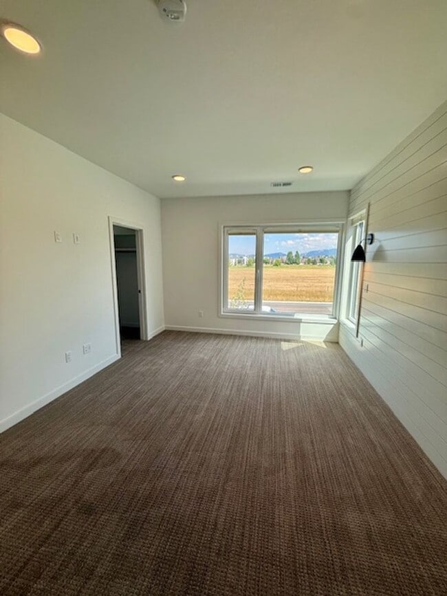 Building Photo - Single Family HOME with 3 Bedrooms 2 1/2 Bathrooms - Where Mountains meet you at upscale living!