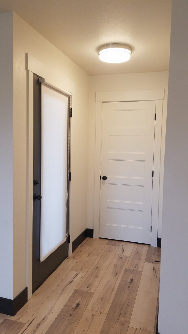Building Photo - Beautiful 2 bed/2 bath with washer/dryer