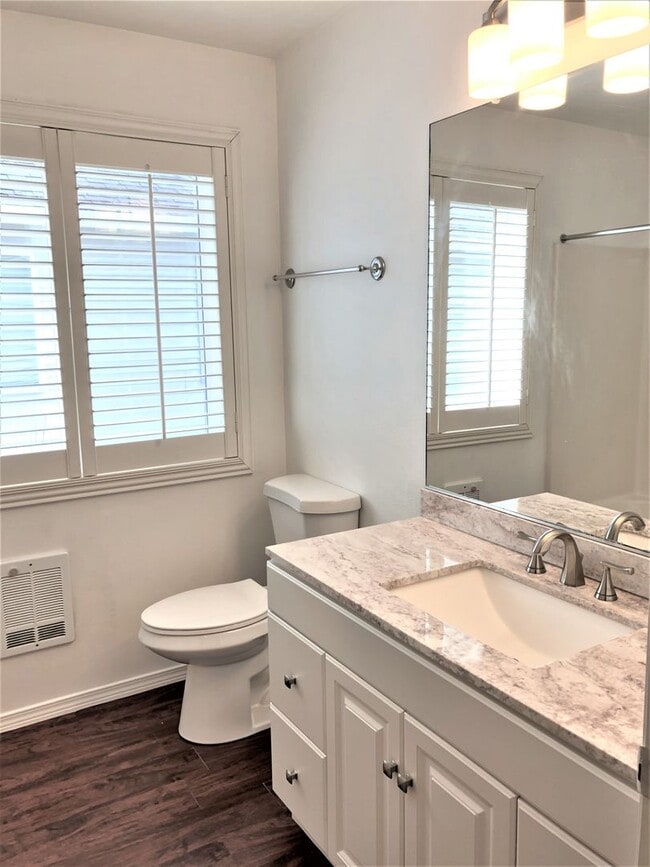 Building Photo - 2 bdrm, 1.5 ba, two story upper condo with...