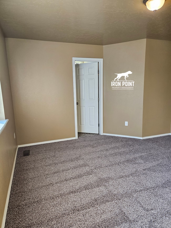 Building Photo - 3bed/2bath home w/bonus room, 2 car garage, fenced yard, and landscaping included.