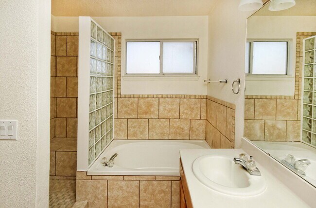 Building Photo - 2 Story, 4 BR, 2205 SF home off Southern Blvd in Rio Rancho