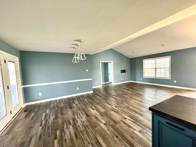 Building Photo - 605 Strawberry Dr