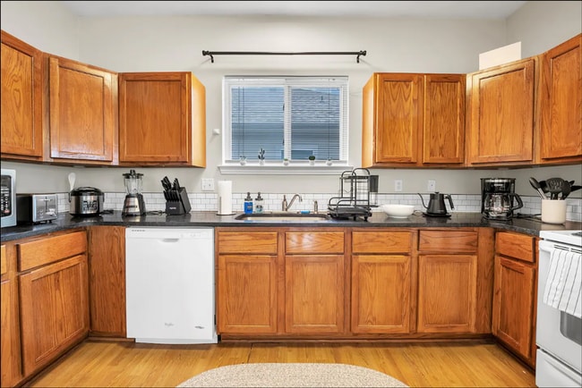 Building Photo - 1425 James Ave