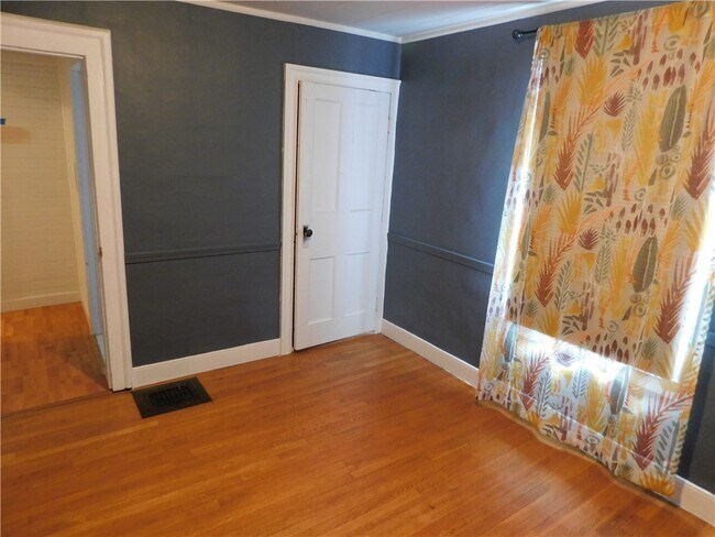 Building Photo - 321 N Main St