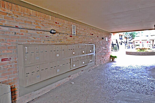 Building Photo - 5704 Edgemoor Dr