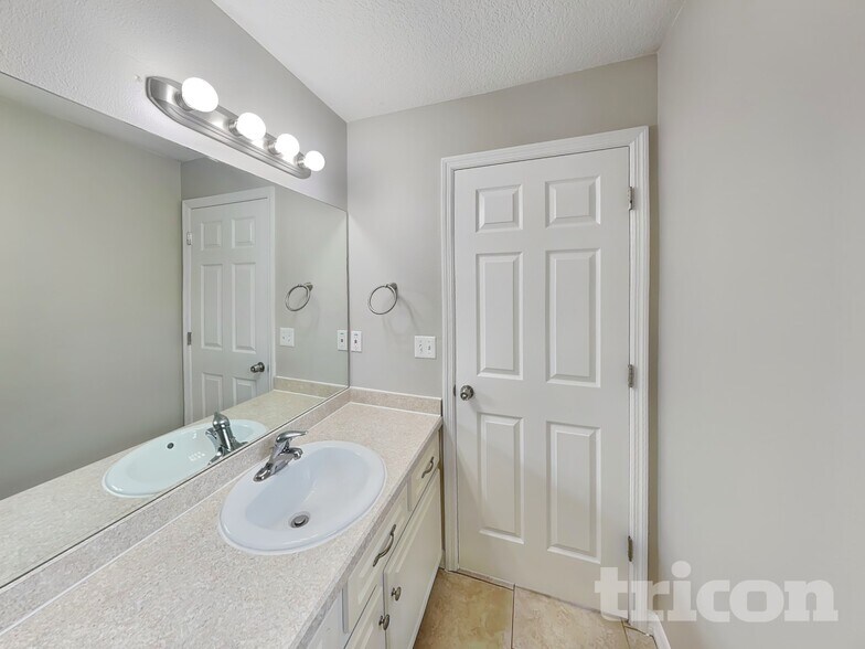 Building Photo - 5127 Pineland Ave