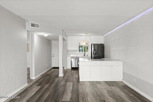 Building Photo - 411 N Halifax Ave