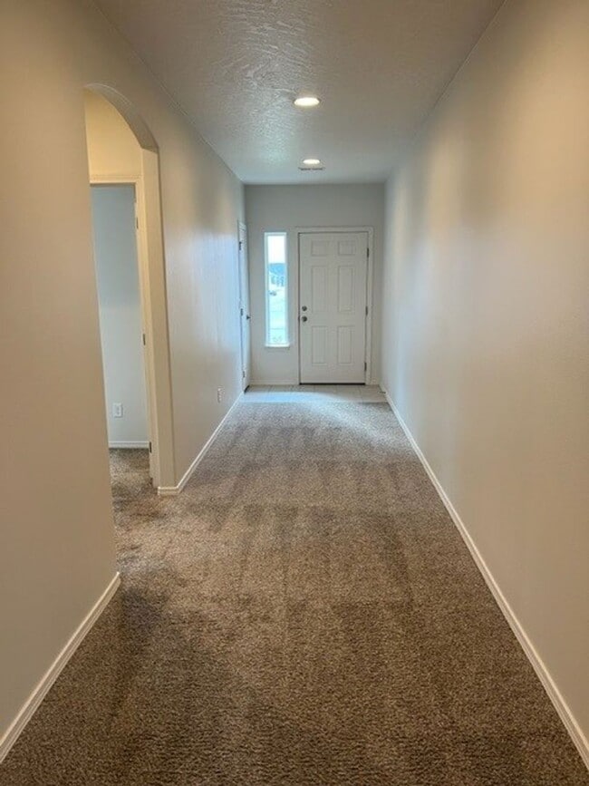 Building Photo - Beautiful 3-Bedroom, 2-Bathroom Home in Sp...