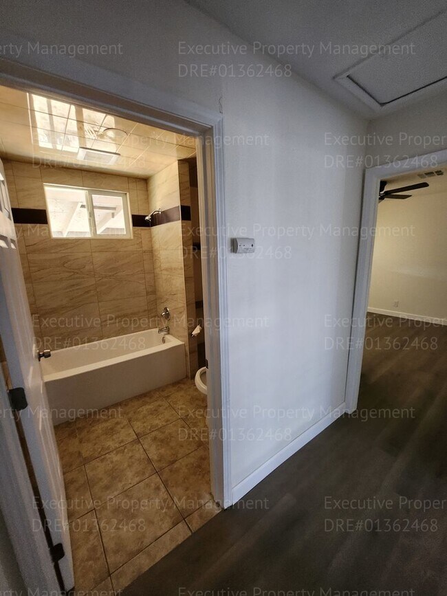 Building Photo - 3 bedroom 1 bathroom near Oswell St/ Virginia Ave